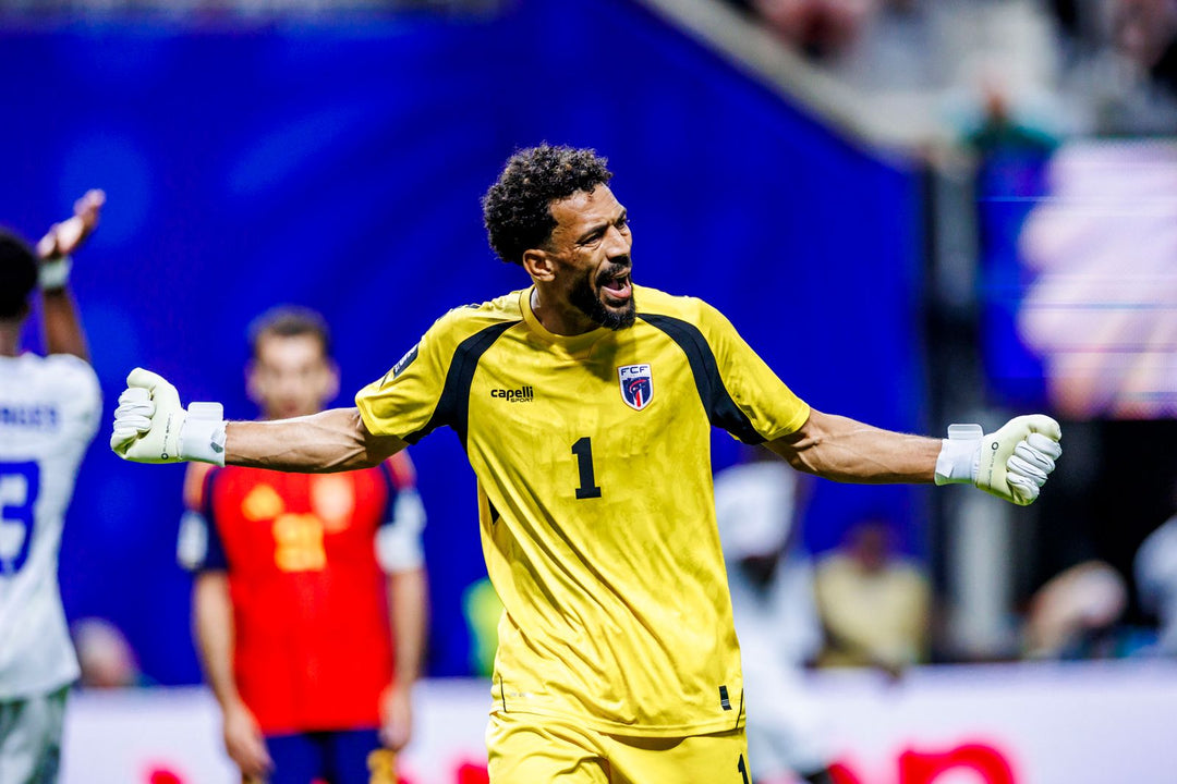 What Gloves Does <em>Vozinha</em> Wear?